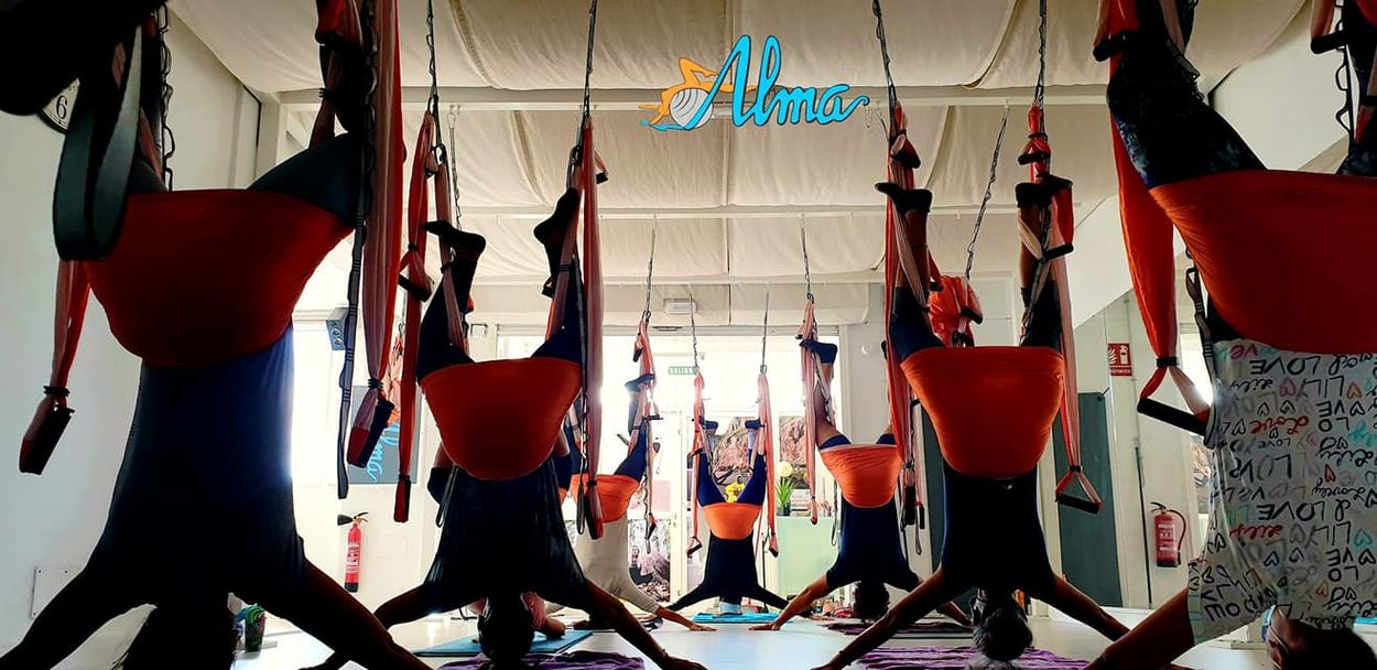 Alma: Centro Especializado en Pilates y Aeroyoga aerooga grupal